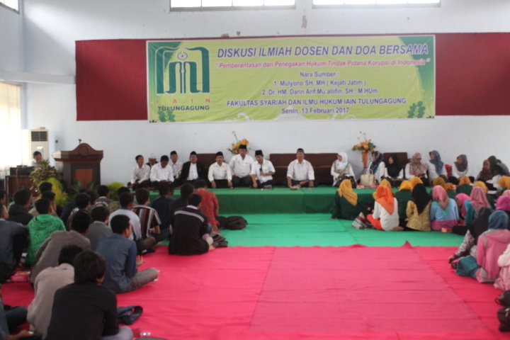 DISKUSI ILMIAH DOSEN DAN DOA BERSAMA