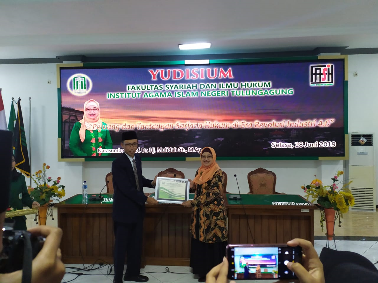 FASIH MEYELENGGARAKAN YUDISIUM SARJANA  DENGAN TEMA “PELUANG DAN TANTANGAN SARJANA HUKUM DI ERA REVOLUSI INDUSTRI 4.0”