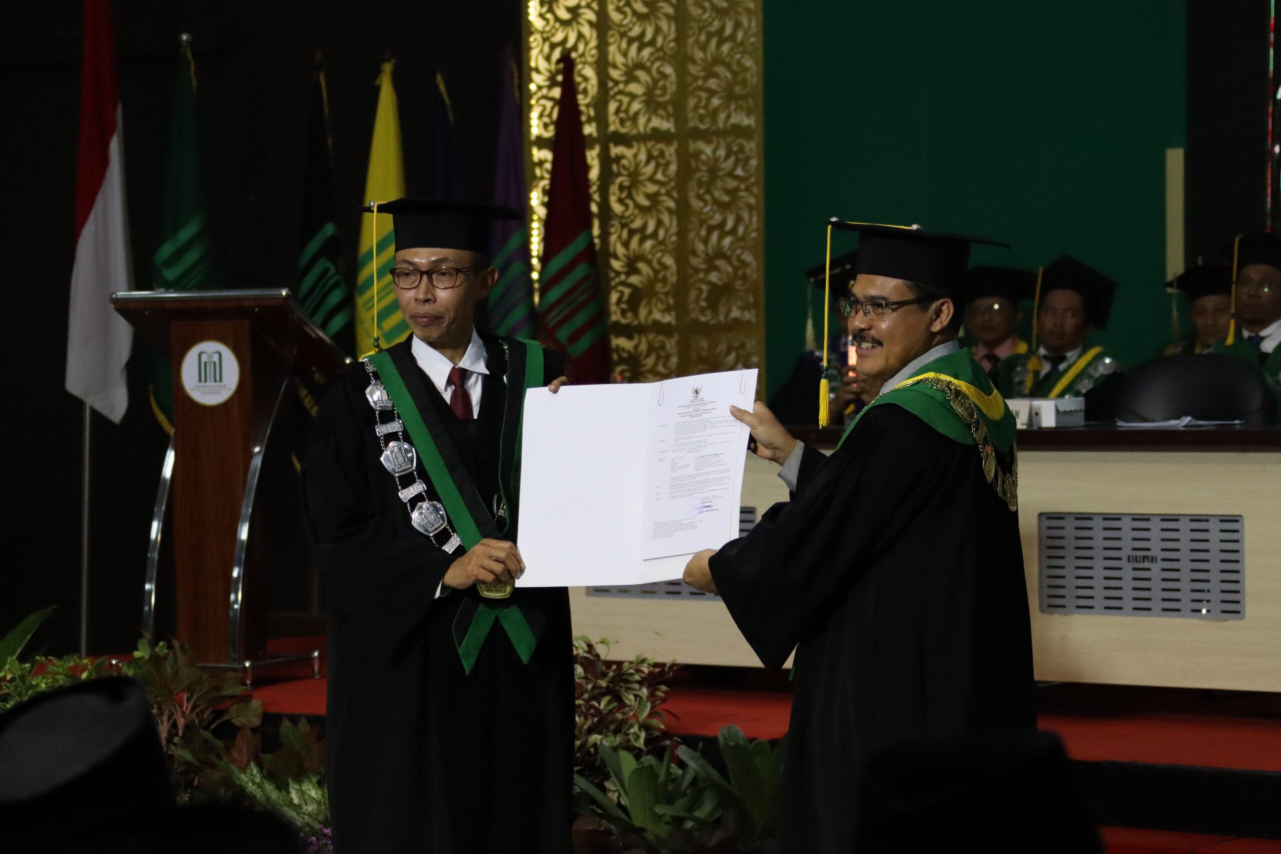 REKTOR UIN SATU KUKUHKAN DEKAN FASIH SEBAGAI GURU BESAR USHUL FIQIH