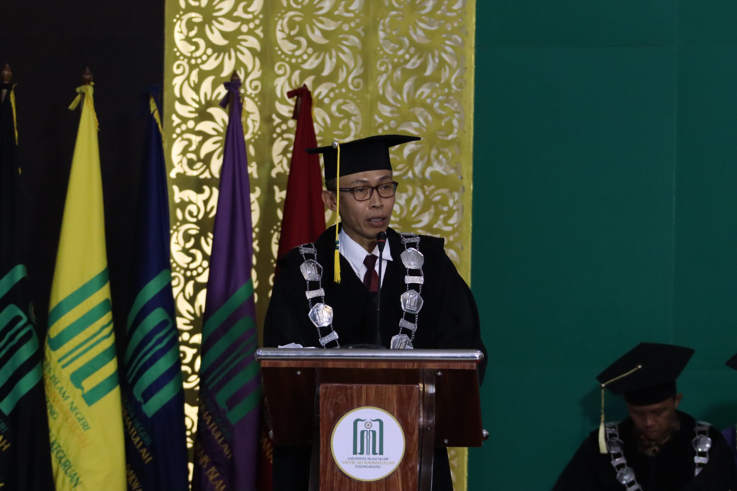 REKTOR UIN SATU KUKUHKAN DEKAN FASIH SEBAGAI GURU BESAR USHUL FIQIH