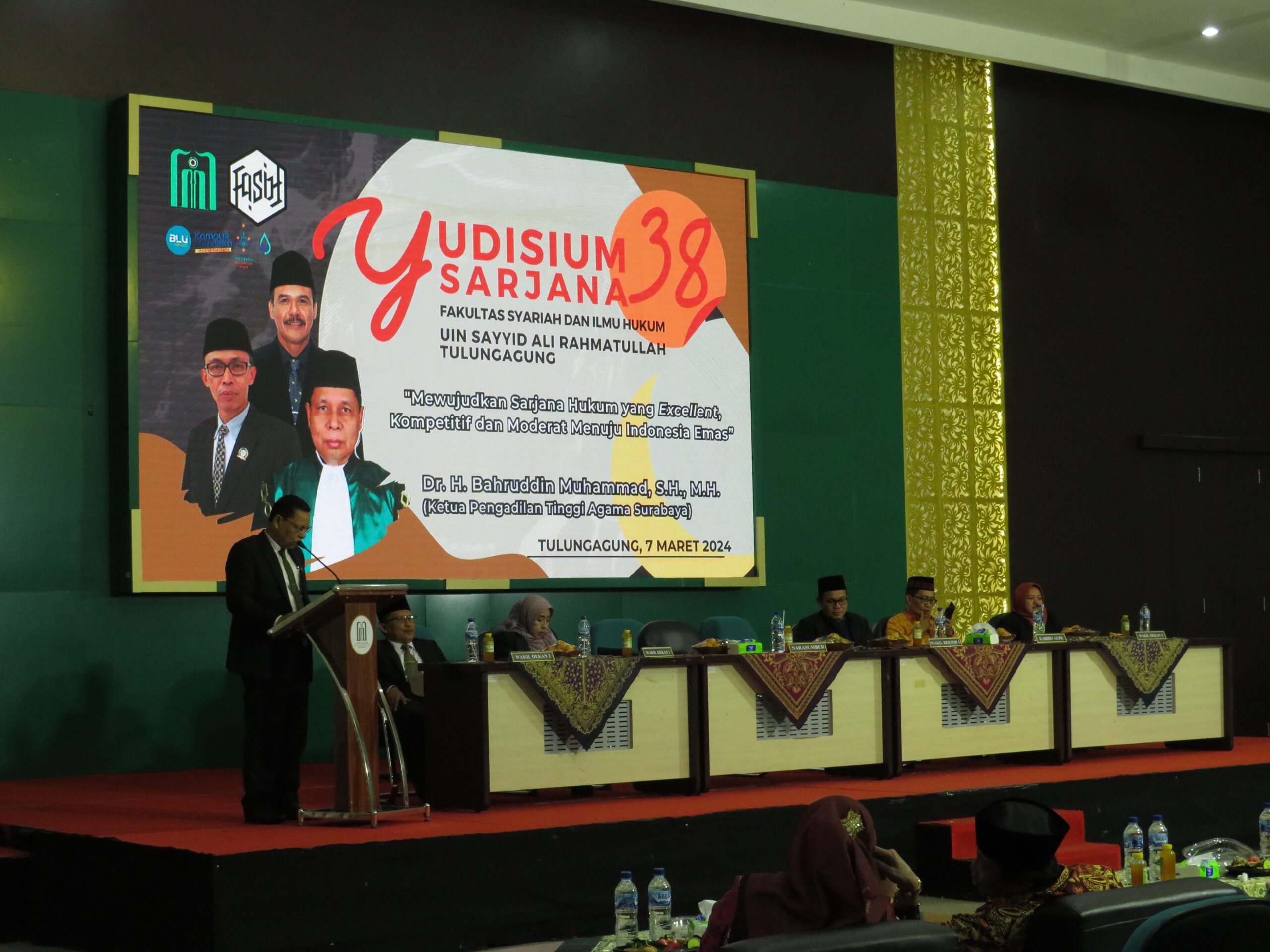 YUDISIUM SARJANA KE-38: MEWUJUDKAN SARJANA HUKUM YANG EXCELLENT, KOMPETITIF, DAN MODERAT MENUJU INDONESIA EMAS