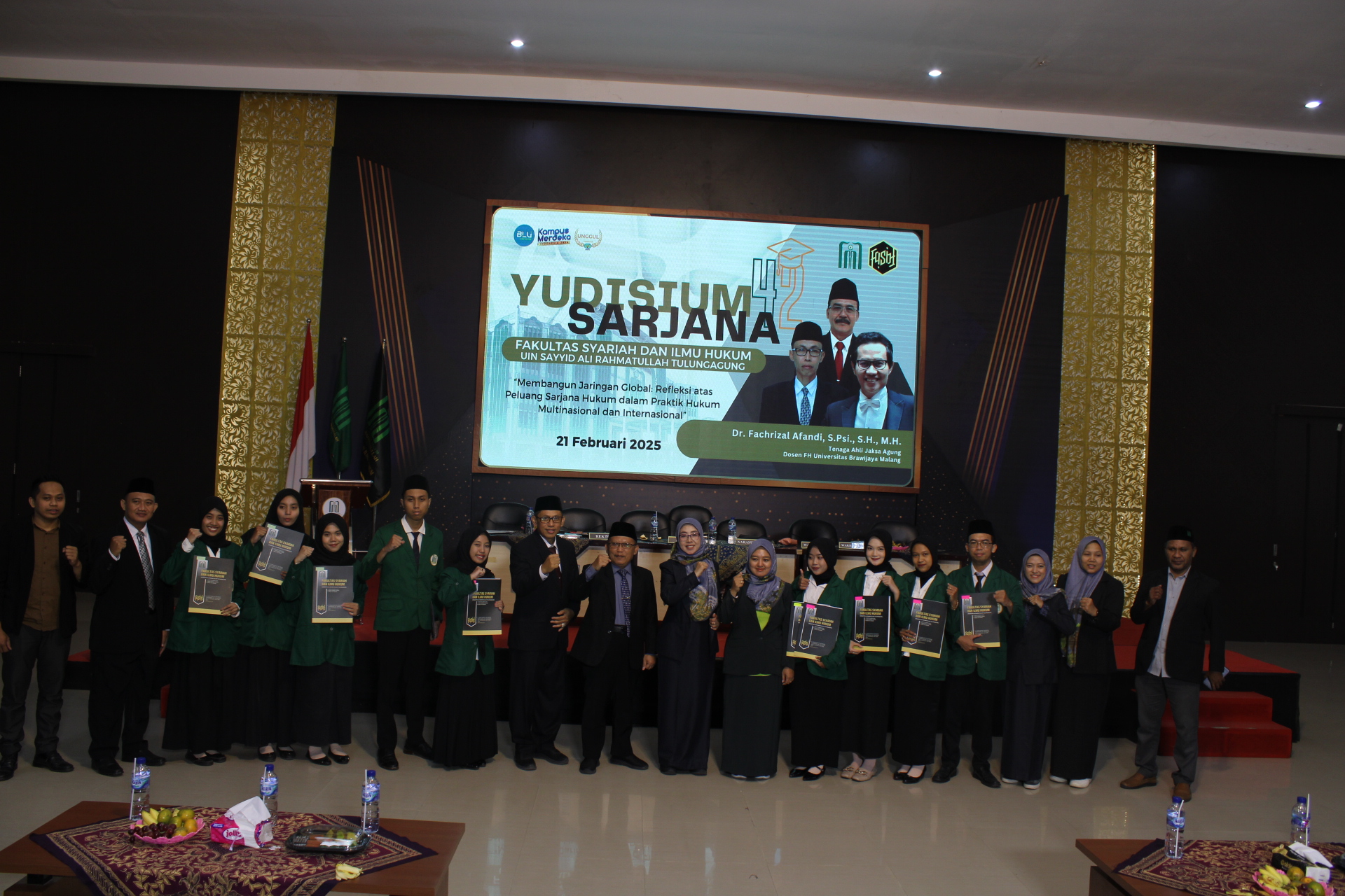 YUDISIUM FAKULTAS SYARIAH DAN ILMU HUKUM UIN SATU TULUNGAGUNG: MOTIVASI, PELUANG, DAN HARAPAN BAGI SARJANA HUKUM
