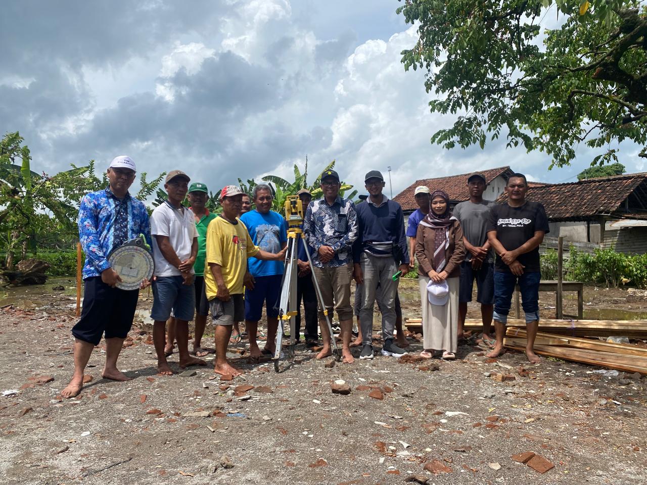 PENGUKURAN ARAH KIBLAT PEMBANGUNAN MASJID AR-RAHMAN DUSUN CLUWOK OLEH TIM LABORATORIUM FALAK FASIH UIN SATU TULUNGAGUNG