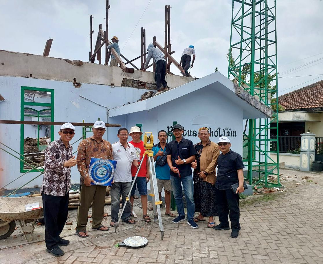 Tim Laboratorium FASIH UIN SATU Tulungagung Laksanakan Pengukuran Arah Kiblat di Masjid Baitussholihin Jepun
