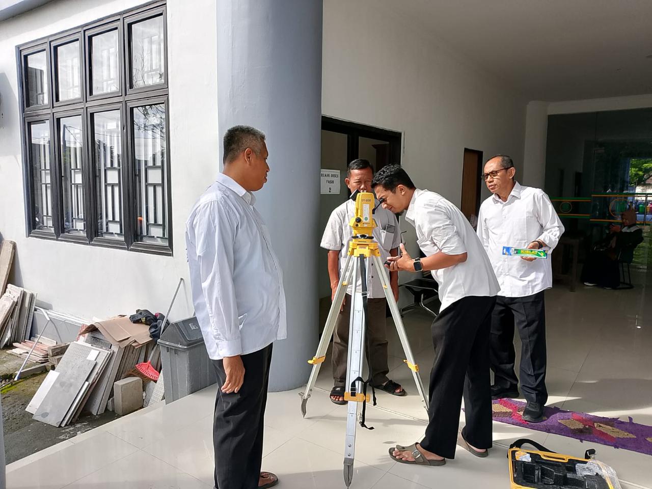 Tim Laboratorium Falak UIN SATU Tulungagung Lakukan Pengukuran Arah Kiblat di Mushola Baru Gedung Saifuddin Zuhri