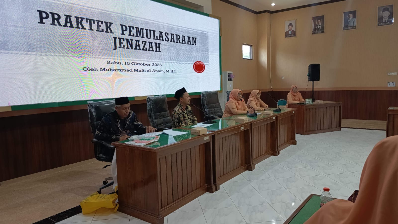 Perkuat Peran Fakultas di Masyarakat, FASIH UIN SATU bersama DWP UIN SATU Mengadakan Pelatihan Perawatan jenazah