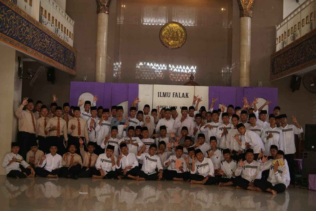 Laboratorium Falak FASIH UIN SATU Tulungagung Gelar Pelatihan Pengukuran Arah Kiblat bagi Santri Pondok Modern Darul Hikmah Tulungagung